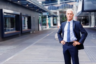 Açık havada kendinden emin bir iş adamının portresi.