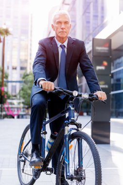 Başarılı bir iş adamı binicilik bisiklet