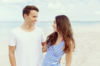 Sahilde romantik genç çift ayakta