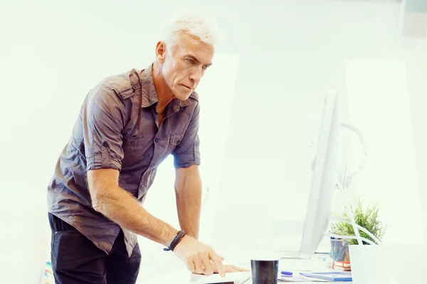 Hombre de negocios guapo en el cargo — Foto de Stock