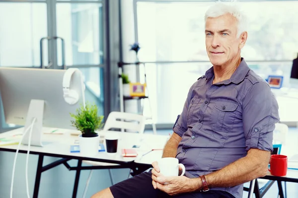 Beau homme d'affaires au bureau — Photo