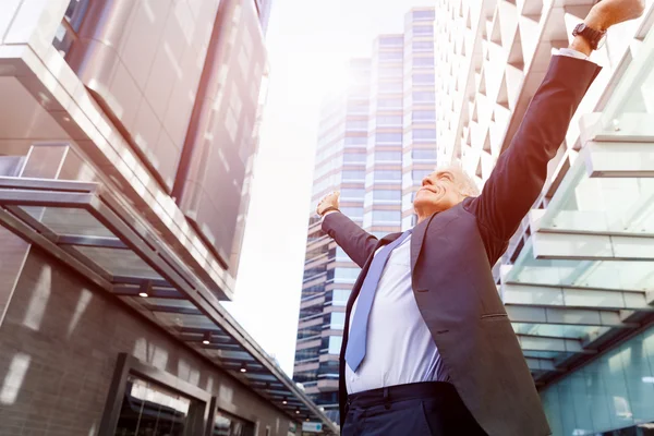 Retrato de empresario confiado al aire libre —  Fotos de Stock