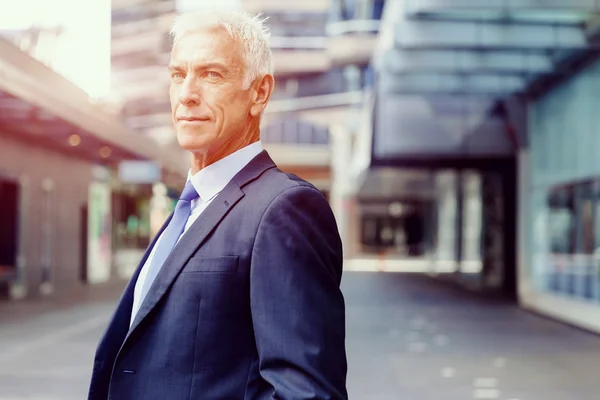 Retrato de empresario confiado al aire libre — Foto de Stock