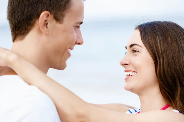 Romantico giovane coppia sulla spiaggia — Foto Stock