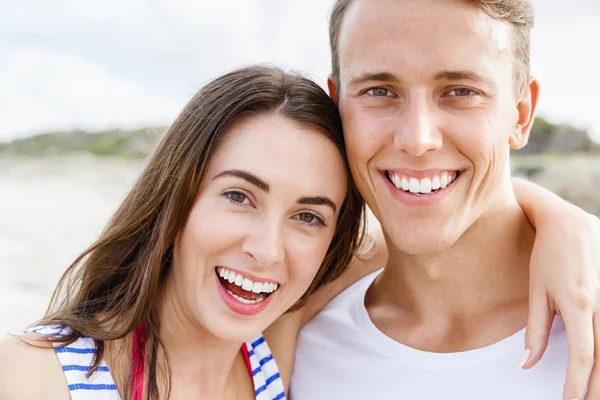 Romantico giovane coppia sulla spiaggia — Foto Stock