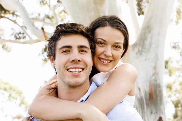 Jeune couple dans le parc — Photo