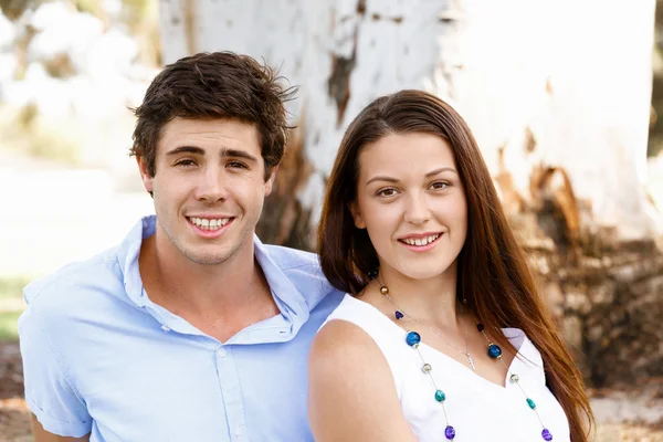 Jovem casal no parque — Fotografia de Stock