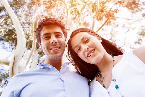 Jovem casal no parque — Fotografia de Stock