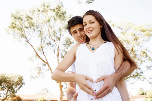 Jeune couple dans le parc — Photo