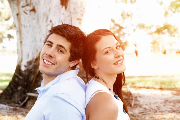 Jeune couple dans le parc — Photo