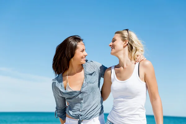 Vrouw vrienden op het strand — Stockfoto