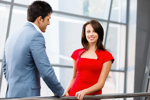 Twee jonge business medewerker in office — Stockfoto