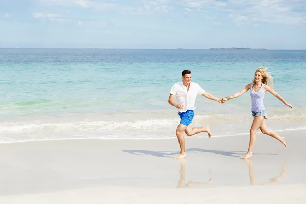 Романтична молода пара на пляжі — стокове фото