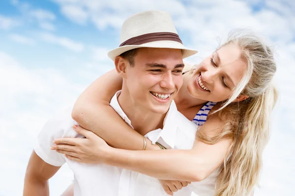 Retrato del hombre llevando novia en su espalda — Foto de Stock