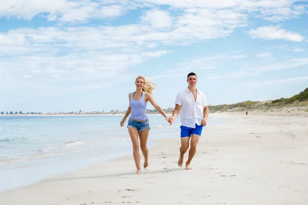 Romantiska ungt par på stranden — Stockfoto