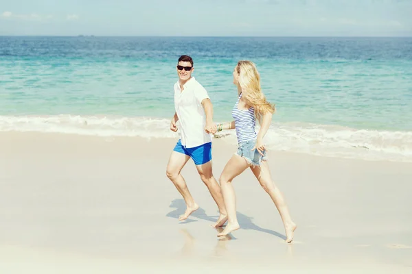 Romantique jeune couple sur la plage — Photo