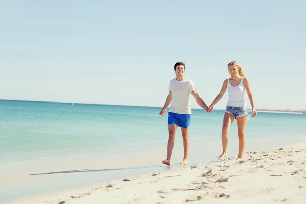 Pareja joven romántica en la playa — Foto de Stock