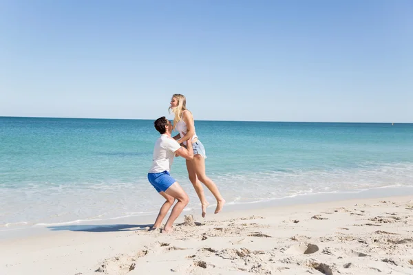 Glückliches Paar springt in den Strandurlaub — Stockfoto