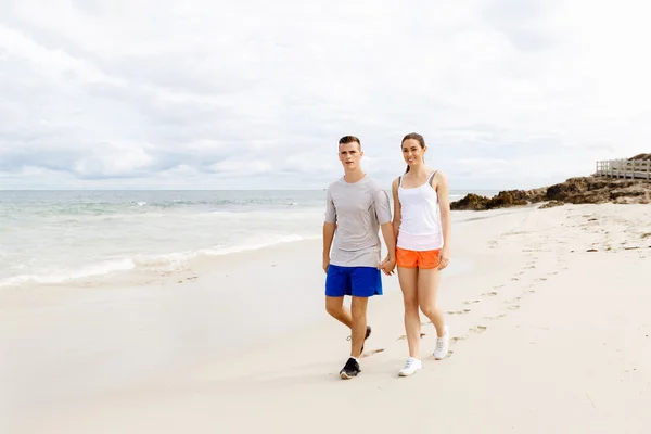 Lopers. Jong koppel uitgevoerd op strand — Stockfoto