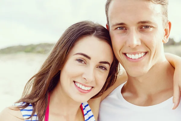 Romantische jonge paar op het strand — Stockfoto