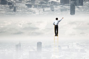 İki dünya arasında kaybolur