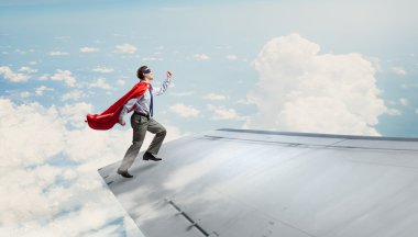 Uçan uçak kanadında