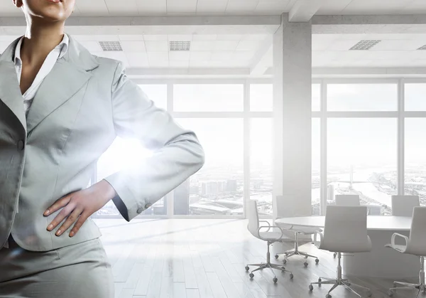 Geschäftsfrau im Büro in der obersten Etage — Stockfoto