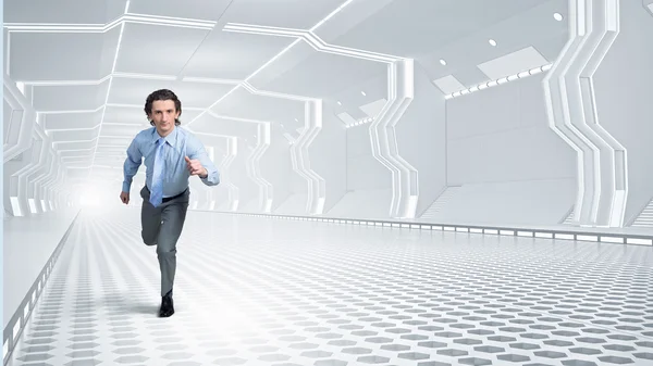 Homme courir dans la salle virtuelle — Photo