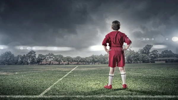 Çocuk çocuk futbol sahası üzerinde — Stok fotoğraf