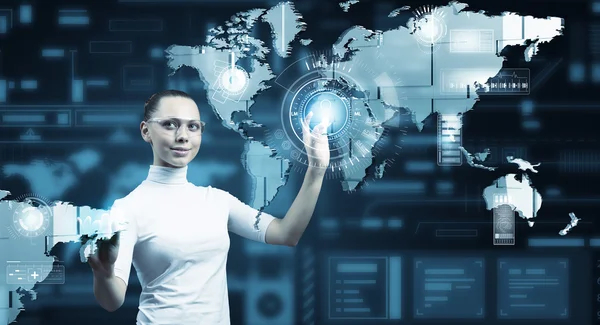 sanal ekran ile çalışan kız