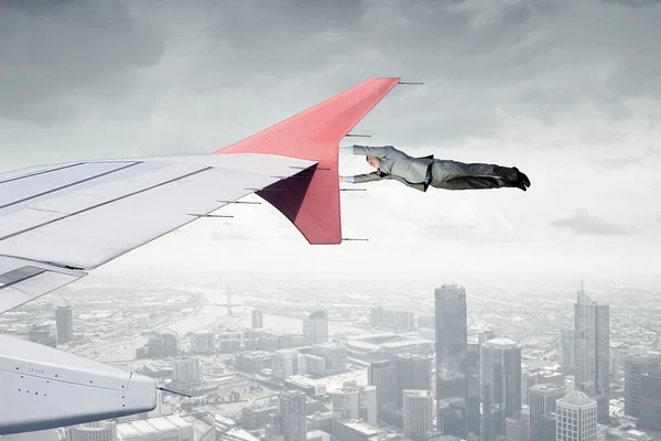 Auf Flügel eines fliegenden Flugzeugs — Stockfoto