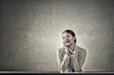 Çekici işkadını masada oturan