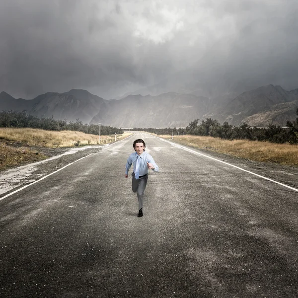 Uomo d'affari correre su strada — Foto Stock