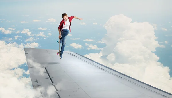 Boy ridning skateboard på wing — Stockfoto