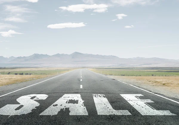 Verkauf Wort über Asphaltstraße — Stockfoto