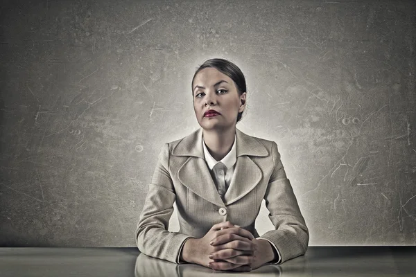 Belle femme d'affaires assise à table — Photo