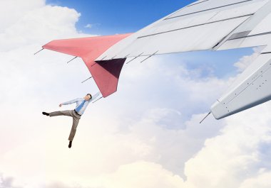 Uçan uçak kanadında