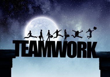 Dolunay üzerinde iş adamları silüeti