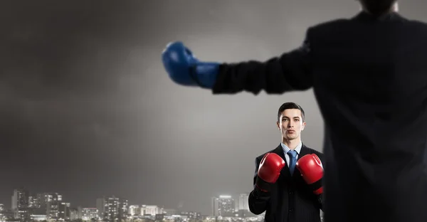 Combattant homme d'affaires en gants de boxe — Photo