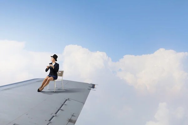 飛んでいる飛行機の翼に — ストック写真