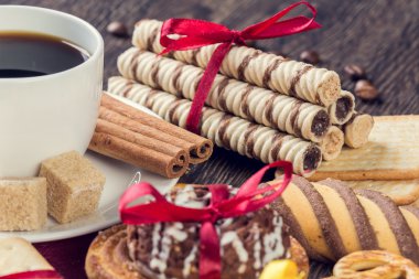 Bisküvi ve kahve masada