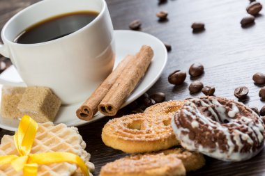 Bisküvi ve kahve masada