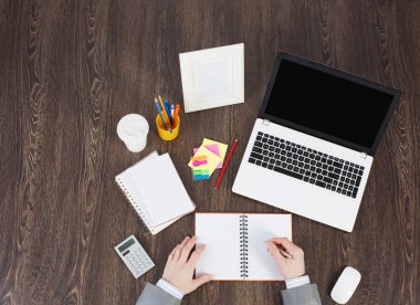 Ofis işyeri ofis, banka donatımı ve dizüstü bilgisayar ile