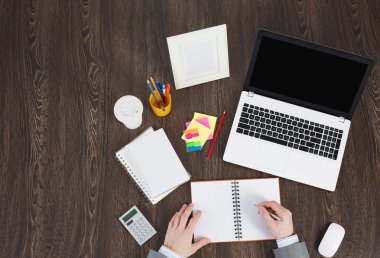 Ofis işyeri ofis, banka donatımı ve dizüstü bilgisayar ile
