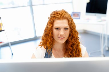 Yaratıcı iş kadını ofiste