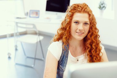 Yaratıcı iş kadını ofiste