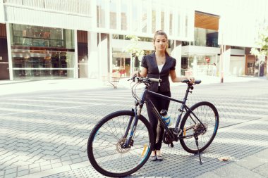 Genç kadın üzerinde bisiklet commuting