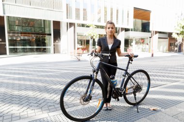 Genç kadın üzerinde bisiklet commuting