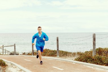 sağlıklı çalışan adam