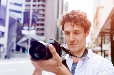 Erkek fotoğrafçı alarak resim